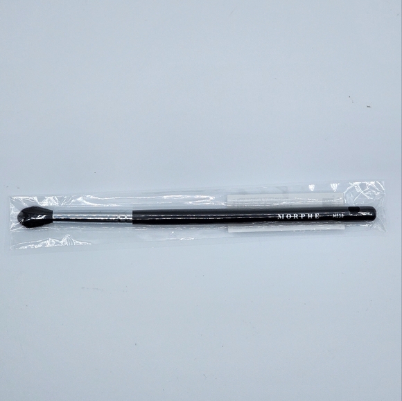 Morphe M330 Blending Crease Eyeshadow Brush - Picture 2 of 5